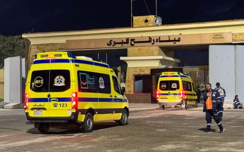 加沙卫生官员透露，以色列暂停了通过拉法口岸向埃及转移伤员的通道，图为多辆救护车星期三（2月4日）在拉法口岸等待进入加沙。（法新社）