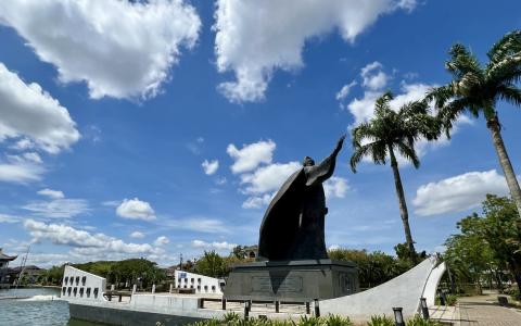 马中友谊公园内的郑和雕像。（徐婧佳摄）