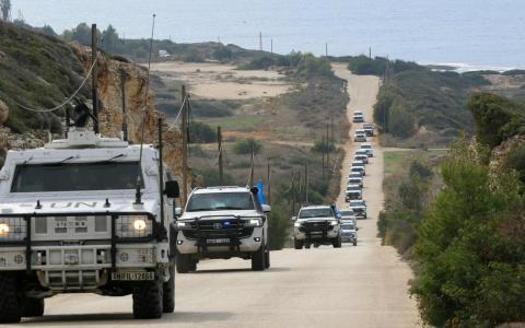 联黎部队最初由联合国安全理事会于1978年3月设立，负责监督以色列从黎巴嫩撤军。图为2025年12月6日，安理会代表团视察黎南纳库拉地区与以色列的边境。（法新社）