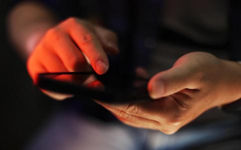 教育部：中学生明年起校内禁用智能手机手表