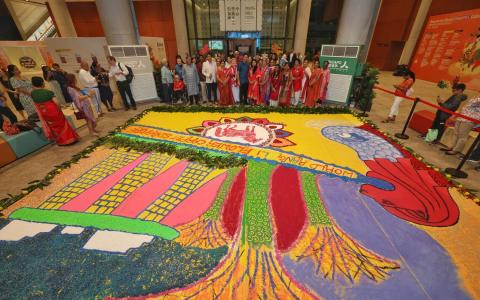 活动的主题地画尚未完成，但已经能看见象征新春的骏马，以及鱼尾狮、滨海湾花园和滨海湾金沙等新加坡地标。（唐家鸿摄）