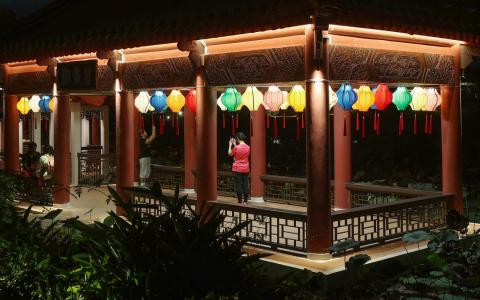 裕华园从2月7日起一连25天举办新春庆祝活动，入场免费。访客可游园赏灯，感受传统园林与节庆灯饰交织的夜间景致。（蔡家增摄）