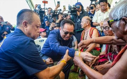 去年10月，陈乃温（左）在武里南府的体育馆举办盛大的67岁生日庆祝活动，并在活动中的宗教仪式上邀请首相阿努廷（中）共同参与“系绳祈福”仪式，祈愿阿努廷能顺利连任，再执政四年。（互联网）