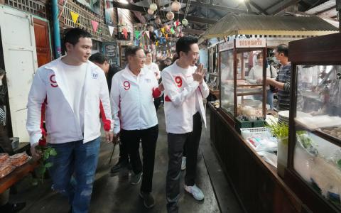 1月11日，为泰党首相候选人裕差南（右一）和团队在曼谷一个传统市场拉票。（谢智扬摄）