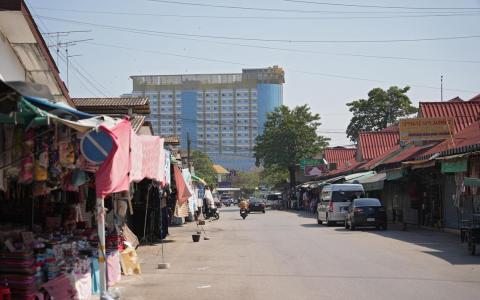 亚兰市场从去年7月泰柬边境关闭后暂停营业，直到今年1月才重开，但摊贩生意依然惨淡。亚兰市场靠近柬埔寨波贝市，图中远处的蓝色大楼是波贝市一座赌场。（谢智扬摄）