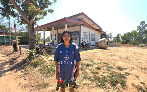 去年7月，泰柬两国爆发边境冲突，苏万尼从小住到大的传统木屋遭柬埔寨炮弹击中。事后地方政府和红十字会协助重建家园，一家人去年12月搬进新屋。（谢智扬摄）