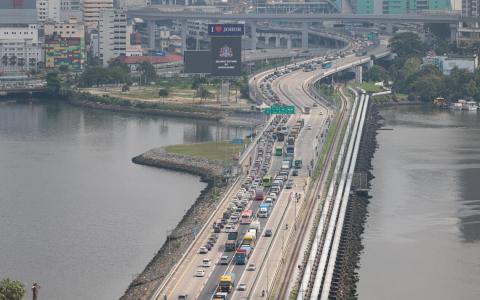 移民局星期五（2月6日）发文告说，2025年11月21日至2026年1月1日的年终学校假期期间，共有超过2200万人次经兀兰和大士关卡出入境。（李冠卫摄）