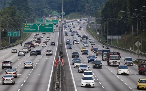 马来西亚政府再次宣布大道过路费将在佳节期间折扣50%，以减轻人民的出行负担。（马新社）