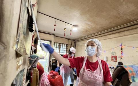 由黄廷方综合医院和裕廊社区医院联办的“健康家园”社区关怀活动（Healthy Home）迈入第14个年头，亚历山大医院今年首度加入阵营。三家医院的总裁一起带领医生、护士及行政人员等，到西南区的文礼、金文泰及荷兰村等九个组屋区为36户弱势家庭进行大扫除。（黄廷方综合医院提供）