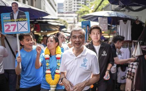 泰国前首相、民主党领袖阿比昔说，正在进行的计票结果显示，该党预计将获得约20个议席。（路透社档案照片）