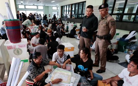 泰国选举官员星期六忙着准备选票和投票站设置工作。泰国星期天举行大选，5300万合格选民将选出新一届政府，官方计票结果最迟在4月9日前公布。（路透社）