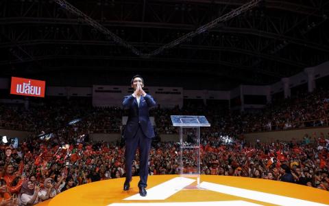 2月6日，泰国前进党前党魁披塔在人民党于曼谷举行的一次重要竞选集会上发表讲话。（路透社）