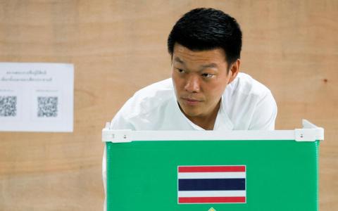 人民党党魁那他蓬在曼谷投票。他告诉记者，人民党将“获得人民委托”。（路透社）