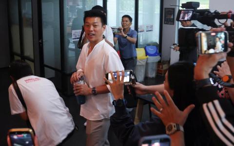 人民党领袖那他蓬和其他党高层星期天（2月8日）下午2时30分（新加坡时间下午3时30分），抵达位于未来前进大厦的党总部。（路透社）