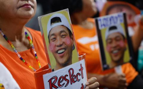 不少支持者身穿橙色衣服聚集在泰国曼谷人民党总部，观看计票直播。（路透社）