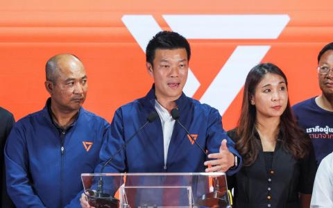 人民党党魁那他蓬星期天（2月8日）在总部发表讲话说：“我们承认我们没有赢得第一名，我们坚持尊重胜出政党及他们组建政府权利的原则。”（路透社）