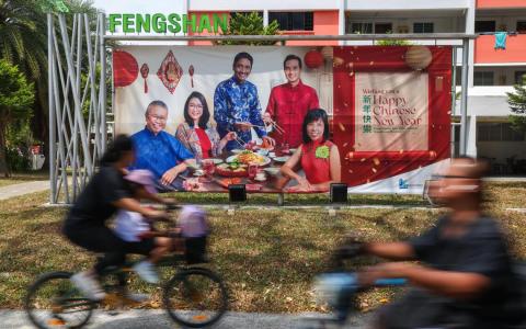 东海岸市镇理事会的横幅主照，呈现了五名议员（左起）律政部长兼内政部第二部长唐振辉、何礼娜、文化社区及青年部兼人力部政务部长迪内希、数码发展及新闻部兼卫生部高级政务部长陈杰豪，以及陈舜娘，围在一起共享团圆饭的温馨场景。（白艳琳摄）