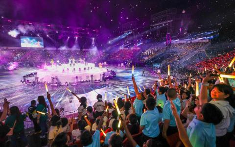 2026年新加坡妆艺大游行首次搭建圆形主舞台，星期六（2月7日）在国民教育演出上，3400名师生挥舞手中荧光棒，沉浸式体验绚丽夺目的表演。（林明顺摄）