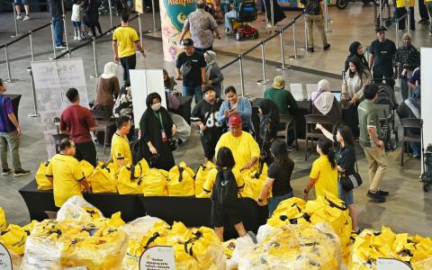 马来亚银行联手多组织 为低收入和年长者派发2500份斋戒月礼包