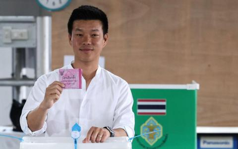 2月8日，泰国人民党领袖兼首相候选人那他蓬在曼谷的一个投票站准备参加泰国大选投票。（彭博社）