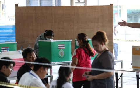 2月8日，一名选民在曼谷的一个投票站排队参加泰国大选投票。（彭博社）