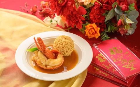 大上海餐馆的龙虾绣球面，面身圆润饱满，仿佛盛放的花朵。（特约黄𬀩捷摄）