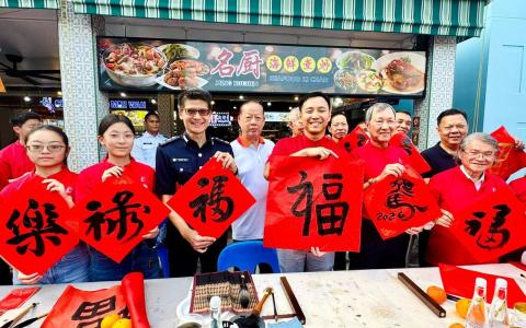 福州咖啡酒餐商公会把挥春年俗带到咖啡店，同时借活动宣导交通安全意识。社会及家庭发展部兼内政部政务部长吴培铭（前排左四）亲临主持开笔仪式，到场的还有交通警局局长陈新兴高级助理警察总监（左三）和福州咖啡酒餐商公会主席洪宝兴（右二）。（福州咖啡酒餐商公会提供）