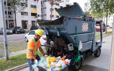义顺东海岸组屋区试用小型垃圾回收车 清洁工以一当二