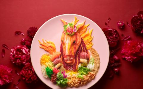 “玉马当先大捞生” 的马头轮廓鲜明犹如手绘，搭配以玫瑰酒腌制的鲜鲍鱼及玉楼招牌香槟果。（酒店提供）