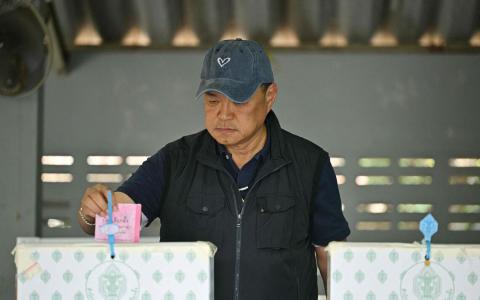 泰国看守首相、泰自豪党党魁阿努廷星期天（2月8日）在武里南府的一个投票站进行投票。（法新社）