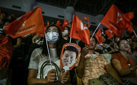 民调支持率领先的人民党星期五晚在曼谷举行星期天投票前的大规模竞选集会，大批支持者到场支持。人民党党魁那他蓬已表明，如果无法拿下最多议席，人民党将当反对党。（法新社）