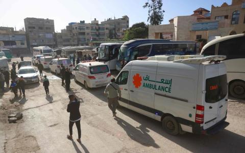 以色列近日重新开放连接加沙和埃及的拉法过境点。2月3日摄于加沙南部汗尤尼斯的照片显示，巴勒斯坦病人和伤员在救护车运送和亲属陪同下，准备通过拉法过境点离开加沙，前往国外就医。（法新社）