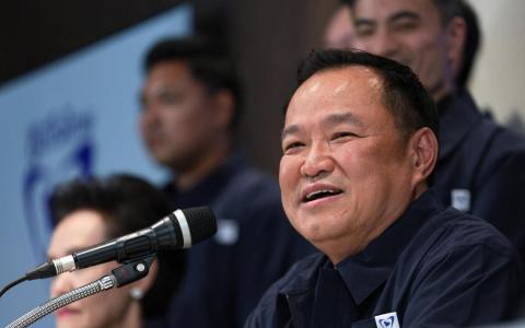 阿努廷星期天（2月8日）在记者会上宣布，泰自豪党有望获胜。（路透社）