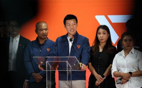 人民党在星期天举行的大选赢得的议席数位居第二，输给看守首相阿努廷领导的泰自豪党。党魁那他蓬（中）已承认败选，并表明人民党将履行反对党的职责。（彭博社）