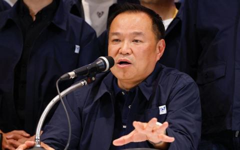 2月8日，阿努廷在曼谷泰自豪党总部举行的新闻发布会上发表讲话。（彭博社）