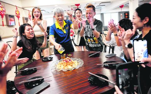 张桂梅（中）念口诀熟练通顺，搭配形象生动的手势，呈现活力满满的精气神，带动观众回应。（海峡时报）