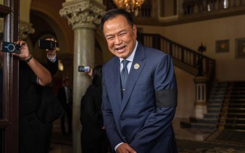 泰国看守首相兼泰自豪党党魁阿努廷周一（2月9日）在曼谷召开记者会，他拒绝透露组阁进展，但称泰自豪党政策方案已准备就绪。（法新社）