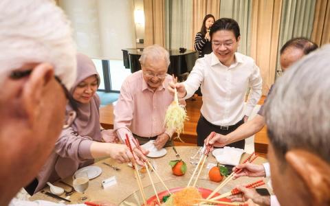 黄循财总理星期二（2月10日）与（左起）殷丹、王邦文等退休议员共进午餐，并在农历新年前一同捞鱼生。 （取自黄总理脸书）