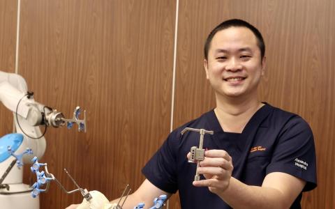本地骨科医生研发新工具 全膝关节置换术创口从五个减至一个
