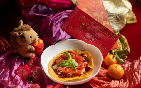 “马步青云米纸披萨”以玛格丽塔为发想，饼皮改用越南米纸，热量较低。（吴先邦摄）