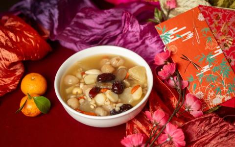 “马蹄雪梨幸福甜汤”建议以文火慢煮，释放食材天然甜味。（吴先邦摄）