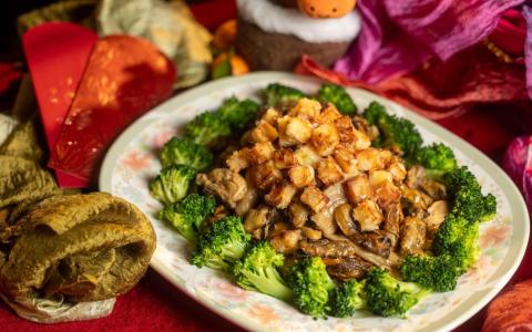 蚝豉马铃薯焖鸡，蚝豉寓意“好事”，甘榜鸡寓意“大吉大利”。这道年菜脂肪含量低，是优质天然健康高蛋白食品。（吴先邦摄）