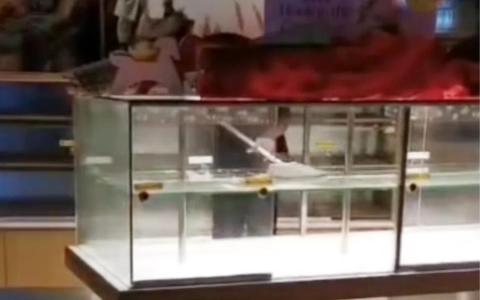 用扫帚清理面包架工人已被解雇 面包物语:已深度清洁店面