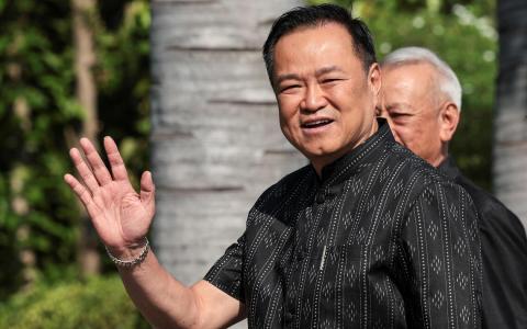 阿努廷2月10日参加“欢乐春节”走进泰国首相府活动，用中文“马到成功、恭喜发财、身体健康”，向出席活动的人送上马年祝福。（路透社）