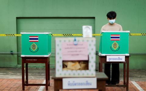 泰国星期天（2月8日）举行大选，民众当天在曼谷的投票站进行投票。（路透社）