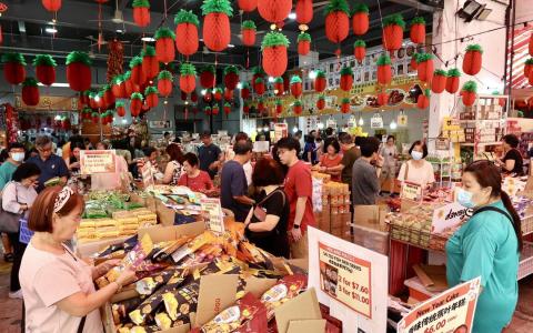 农历新年临近，不少公众趁周末到兀兰工业区一带的工厂采办年货。（邬福梁摄）