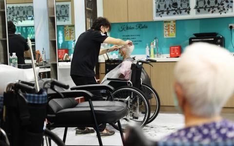 消协会长杨益财星期三（2月11日）在脸书发文公布了调查结果。数据显示，38.5%的受访者认为，在农历新年前一至两周开始征收附加费是较为合理的时段。同时，有近三分之一（28.87%）的受访者觉得，理发院在佳节期间根本就不应该起价。（档案照片）