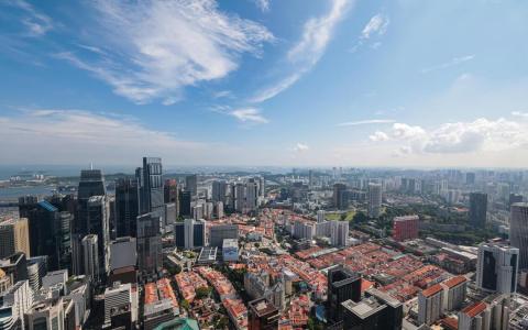 新加坡居民家庭月入去年首超1万2000元 贫富差距10年最小