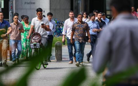 明年1月起 就业准证薪金门槛调高至6000元