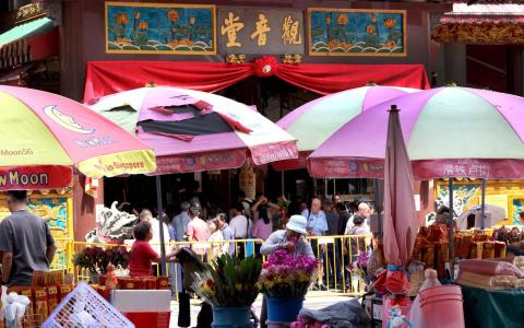 为避免人潮群聚，观音堂从2021年开始，不在农历新年开放抢头香。（何家俊摄）